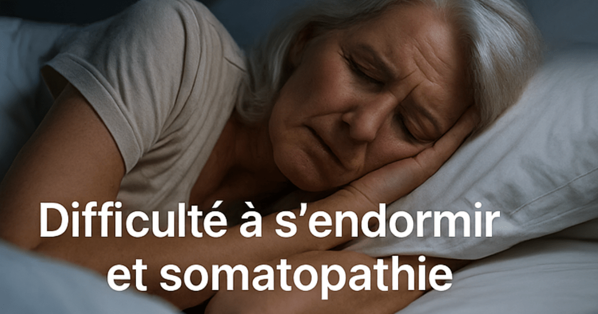 Femme âgée dormant paisiblement, illustrant la difficulté à s’endormir traitée par la somatopathie