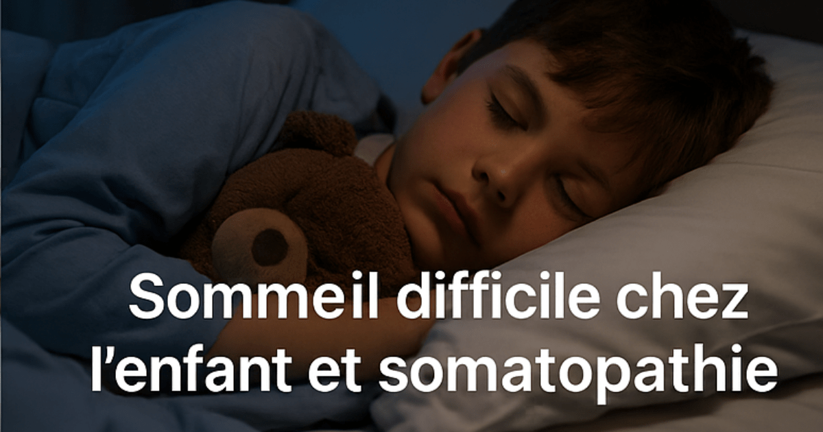 Enfant dormant avec sa peluche, illustrant le sommeil difficile chez l’enfant et la somatopathie