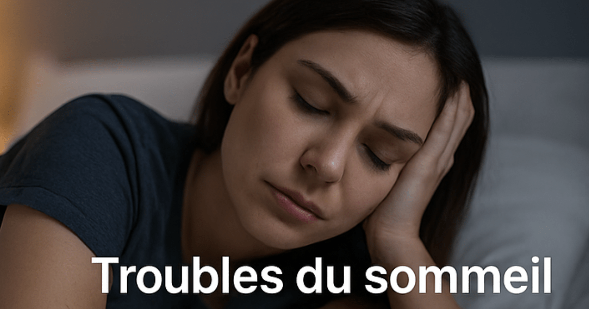 Femme allongée peinant à trouver le sommeil, représentant les troubles du sommeil et la somatopathie et ostéopathie